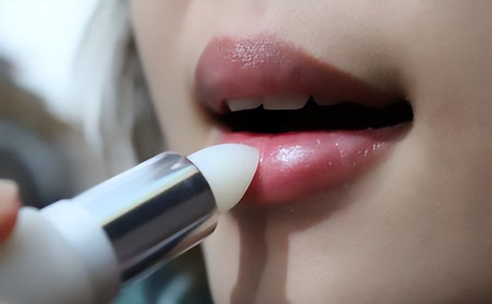 嘴唇干裂、脱皮的女孩看过来！给大家介绍几个护唇妙招