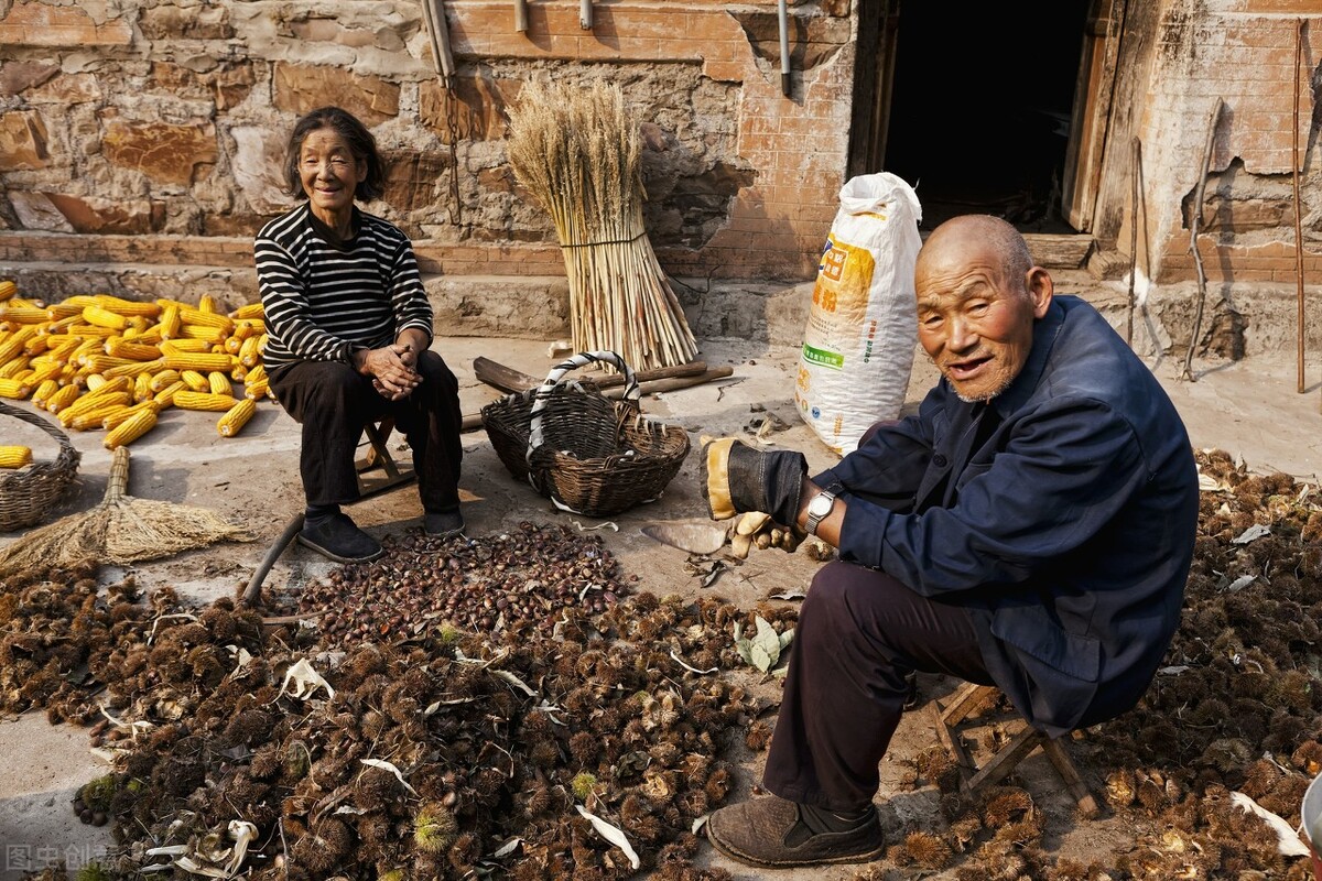 60岁超龄农民工应不应该被辞退,六十岁农民工被清退