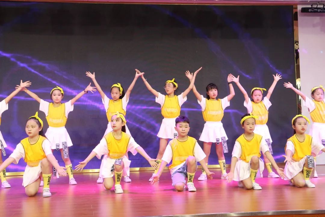 万二小举行2016级毕业典礼暨毕业班综合素质拓展活动