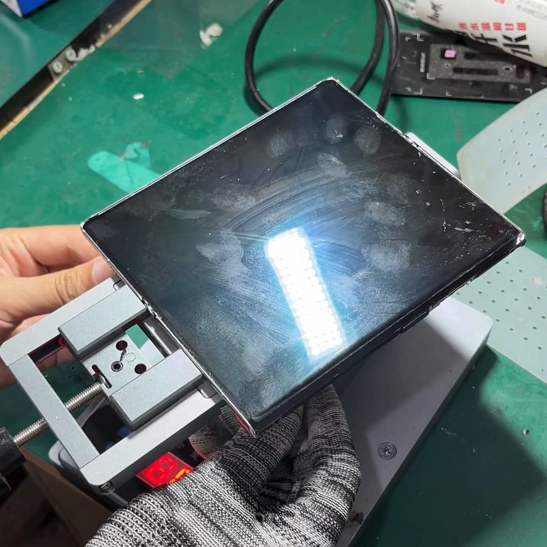 华为折叠手机matexs2折痕,华为xs2折痕处颜色深