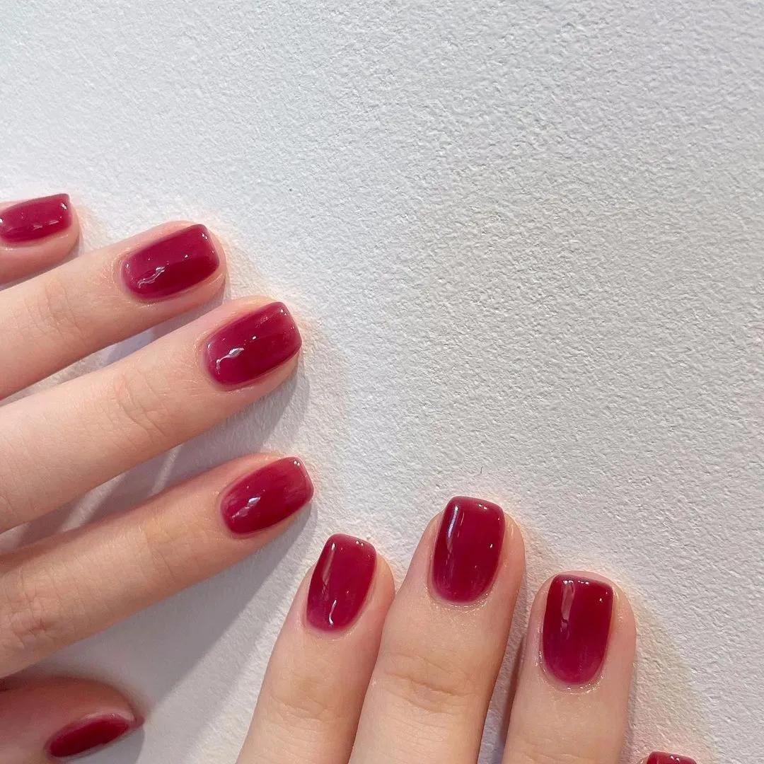 豆沙色美甲显手白吗,雾霾蓝跳色美甲图片显手白