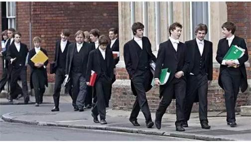 非洲贫民窟高质量的男性！收入3千全身名牌，老婆孩子却饿肚子