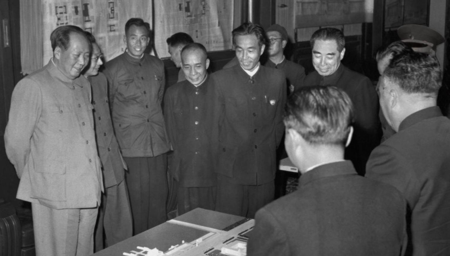 人民大会堂名字为何是后改的？它原先叫什么？毛主席亲自改名