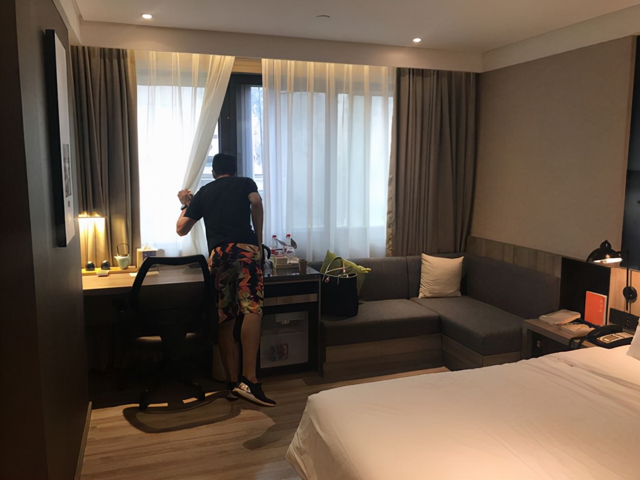 男女住酒店违法吗,男女自愿同住酒店合法吗