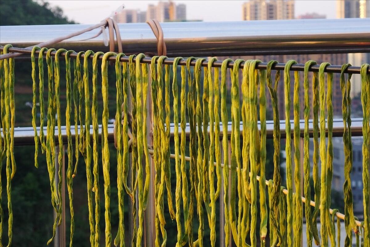 腌酸豆角盐少了会坏吗,腌酸豆角要不要用水焯一下