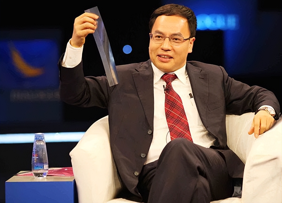 刚当首富三个月，千亿王国就崩了，最惨中国首富真是个大忽悠？