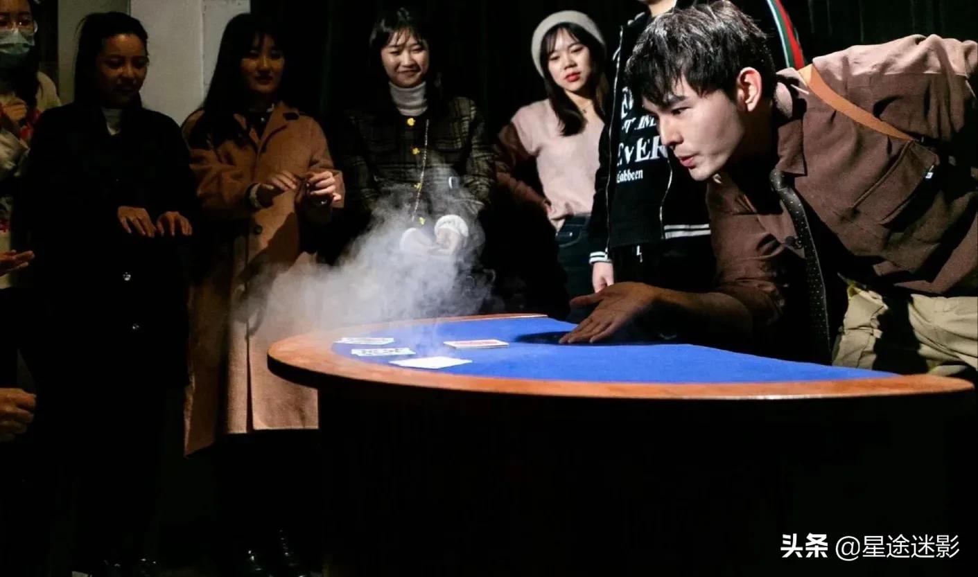 春晚魔术邓男子解析,2022春晚魔术邓男子让谁拿魔方了