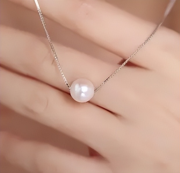 长型粉珍珠项链会不会太显老,戴什么款式珍珠项链不会显老