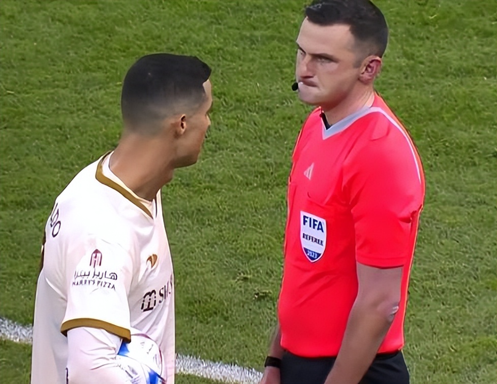 利雅得c罗错失绝杀,韩媒怒斥c罗锁喉抱摔