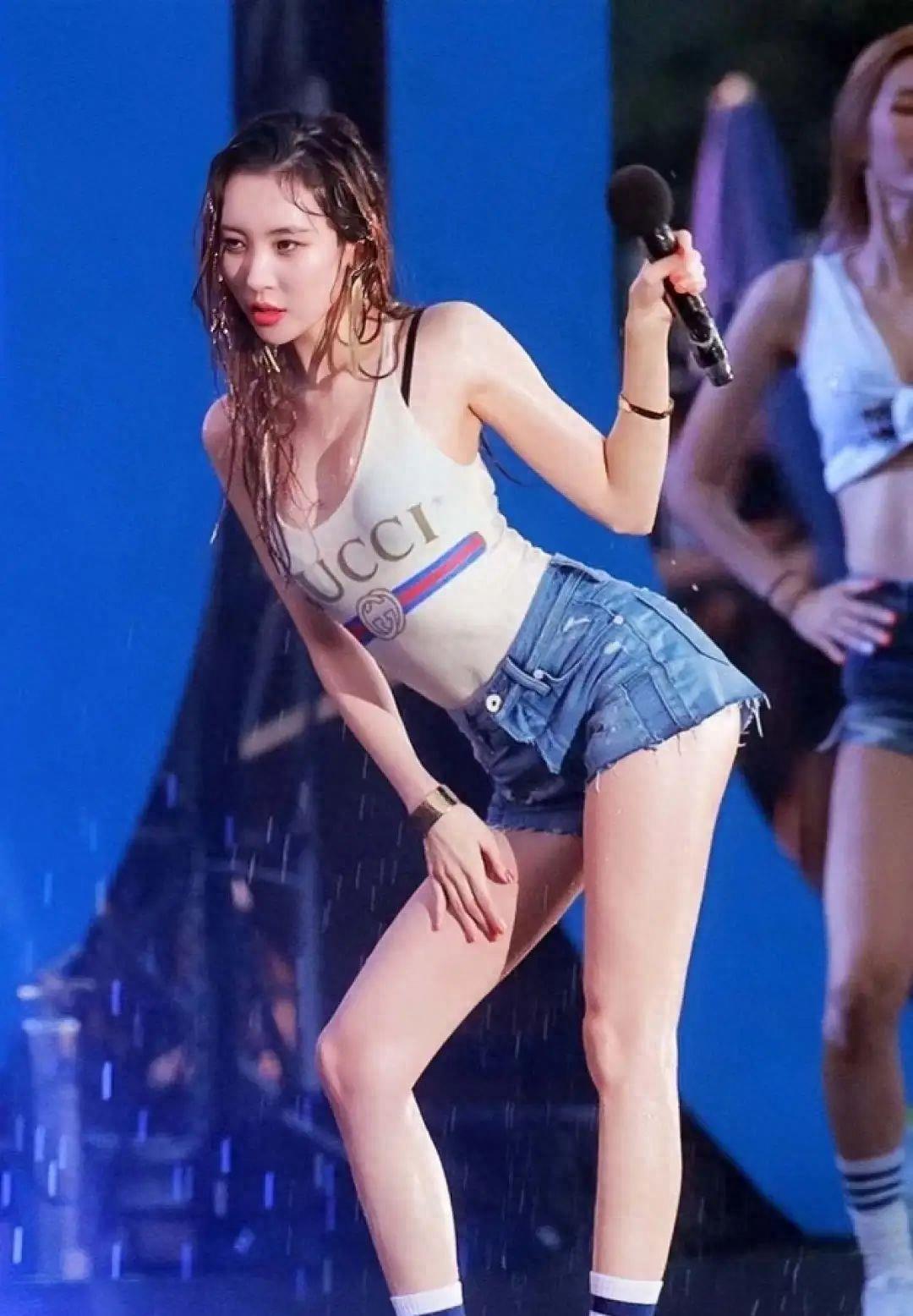 街上穿瑜伽裤还不够，为什么女生穿泳衣走来走去？