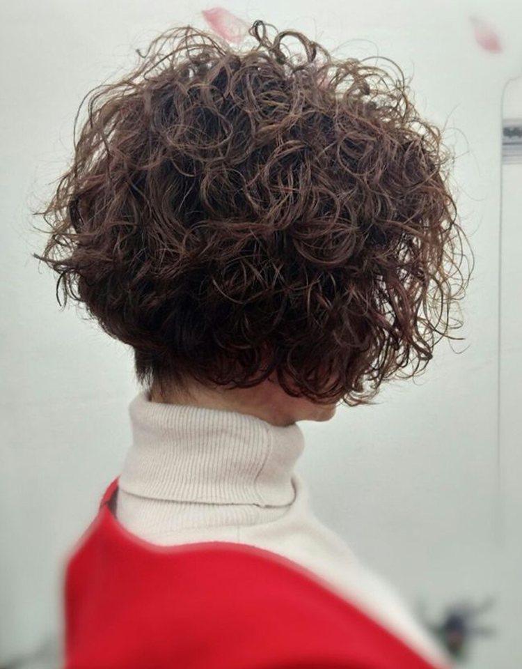 二十岁适合直发还是卷发,30多岁女人留直发好还是卷发