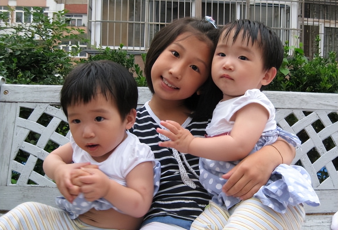 养父母靠煤气养大女儿20年后寻亲,养父扛煤气罐供女孩读到博士