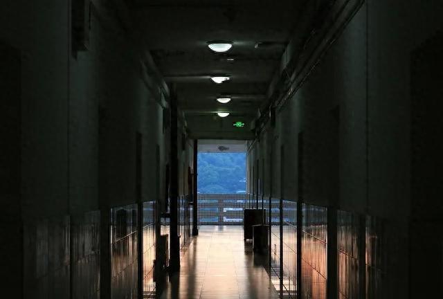 15岁女孩在“网瘾戒毒学校”遭辅导员性侵，学校因丑闻停课两个月