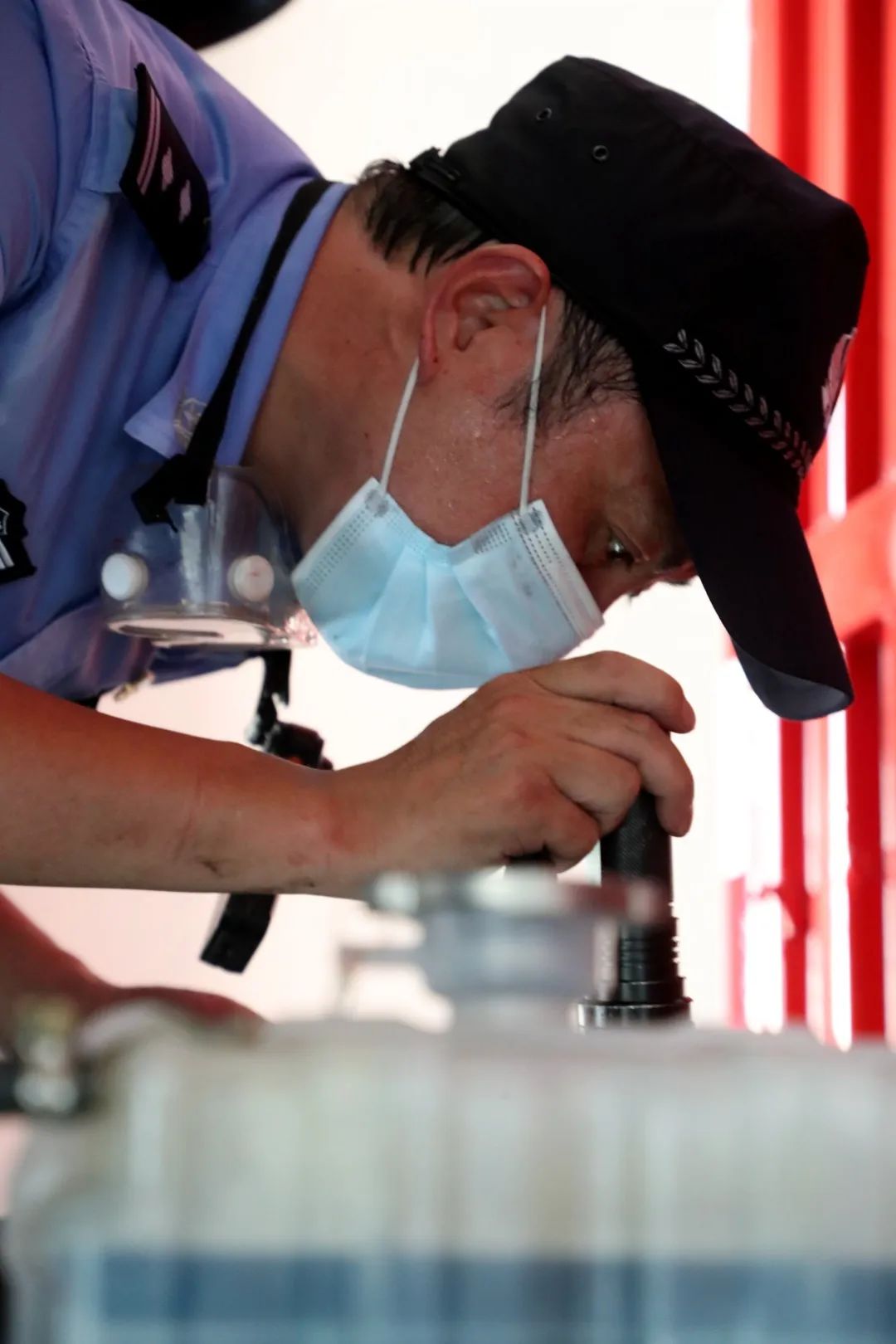 党旗在我们的心中高高飘扬,让党旗在基层一线高高飘扬