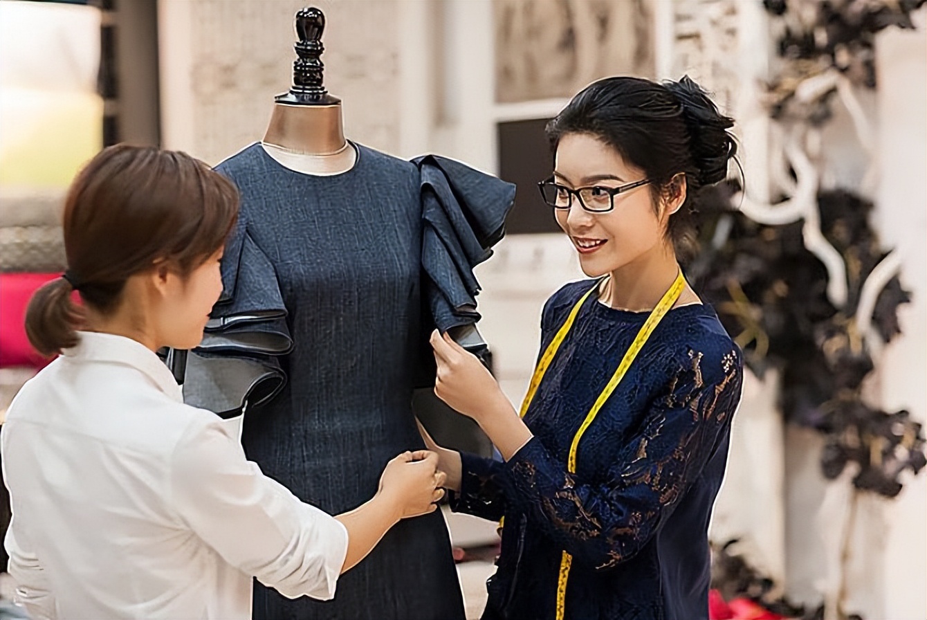 华人女兵在美军舰上干什么,美军华裔女兵向中国海警喊话
