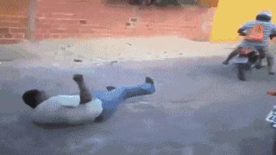 妹子，你的背的包很别致啊，旁边兄弟盯得眼都直了，哈哈哈哈哈哈