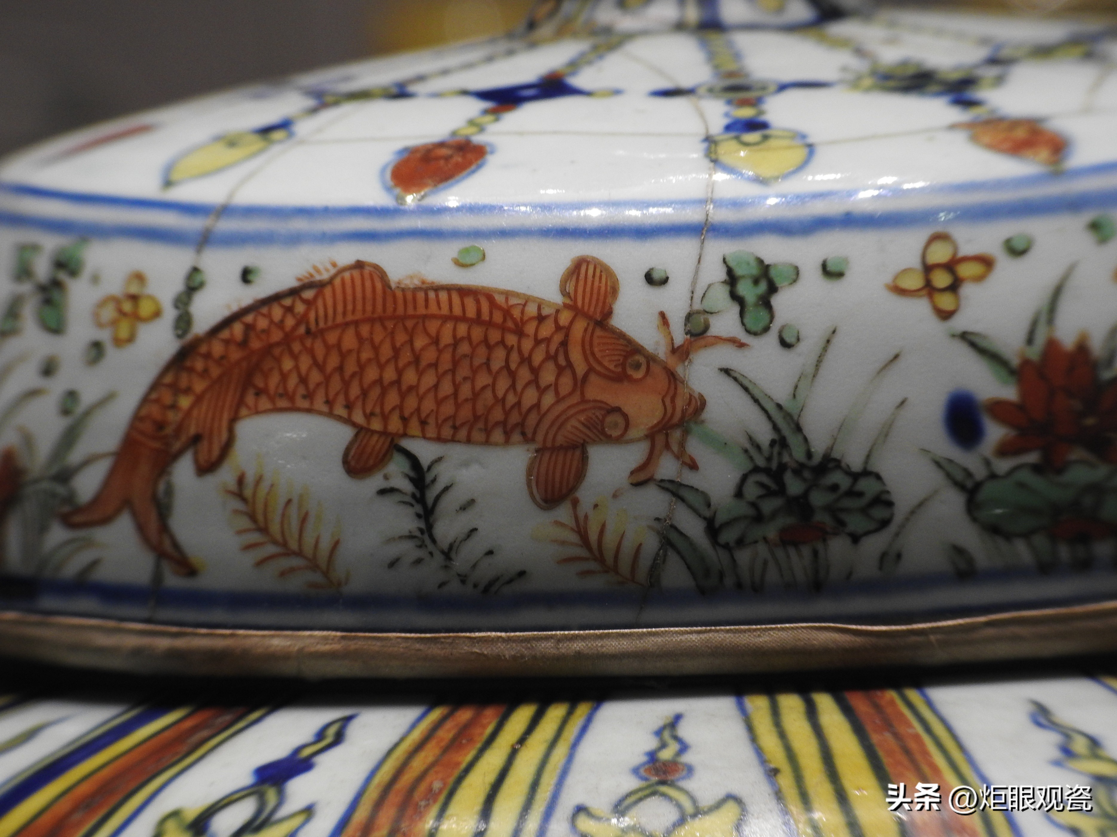 鱼乐其中——细观嘉靖五彩鱼藻纹罐的黄上红、翡翠绿、回石青