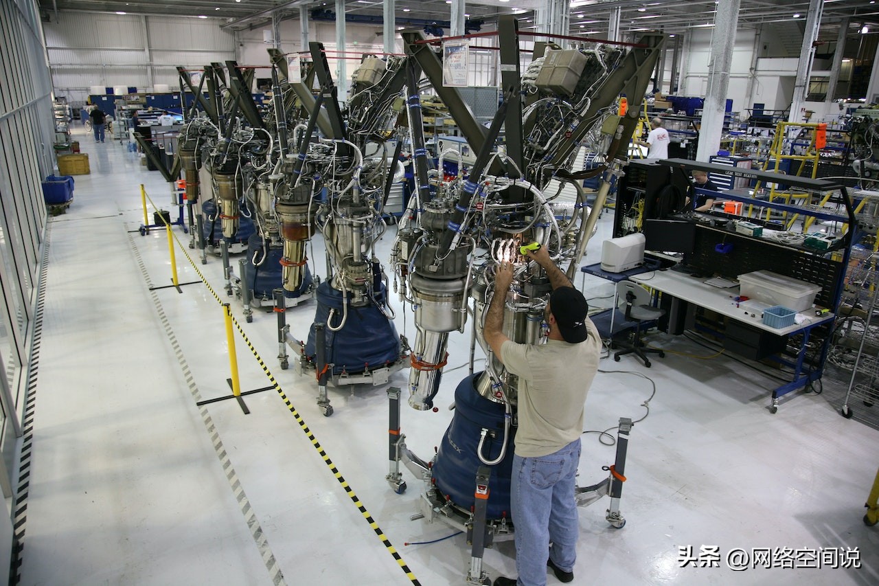 互联网背景下制造业转型升级研究,传统制造业向互联网全面转型