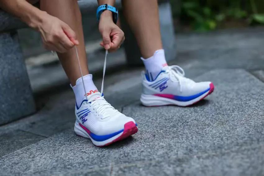 碳板跑鞋3.0pro跟5.0pro哪个好,耐克nikealphaflynext%4代碳板跑鞋