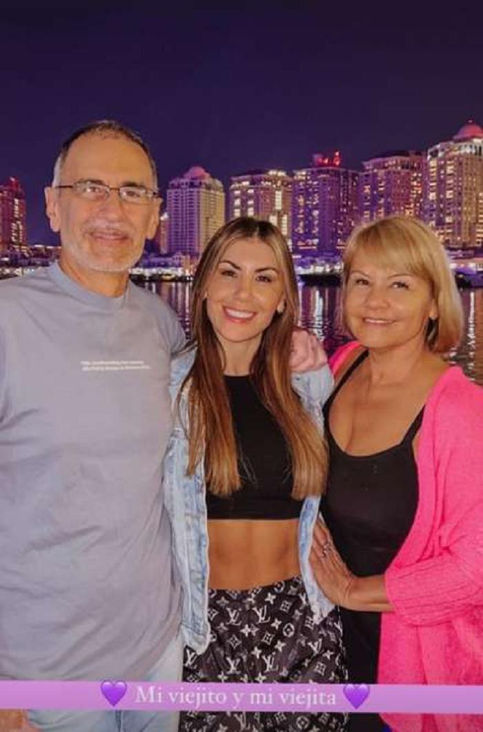 决赛前放松一下！阿根廷铁卫高调秀恩爱，女友曲线优越不输女模