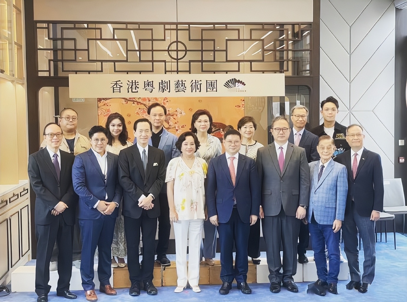 霍启刚郭晶晶看粤剧完整版,赌王带三太参加活动