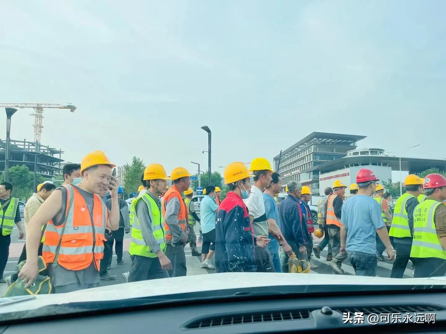 现在干建筑工地赚钱吗,干建筑的为啥那么挣钱