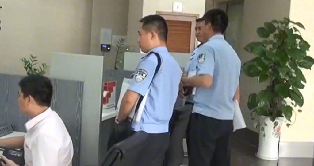 2015年男子64万存款被盗刷，银行称与它无关，法官听后当场重判