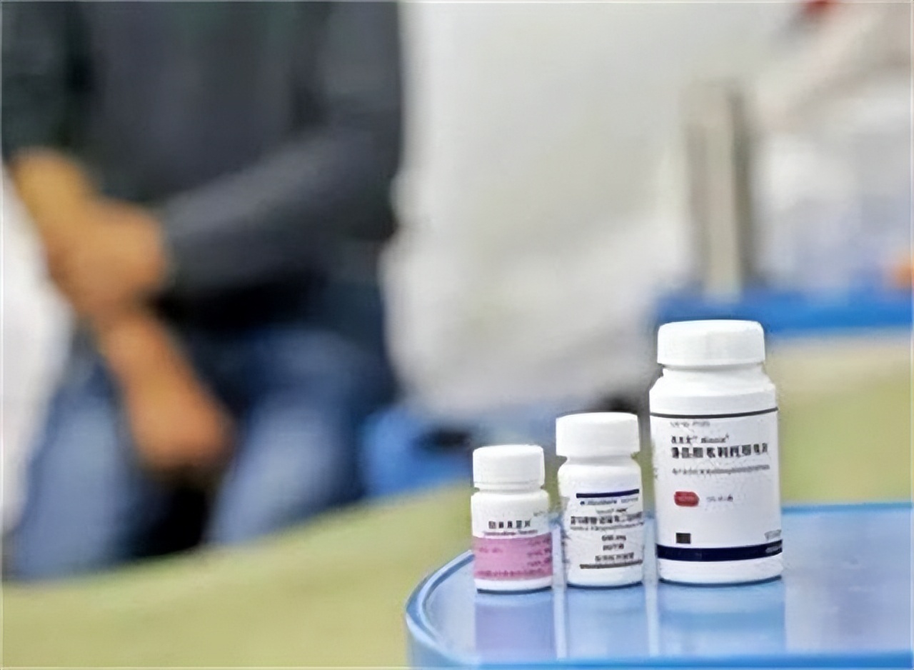 60岁，他大概是中国存活最久的艾滋病人，带着自己遗像活了十几年