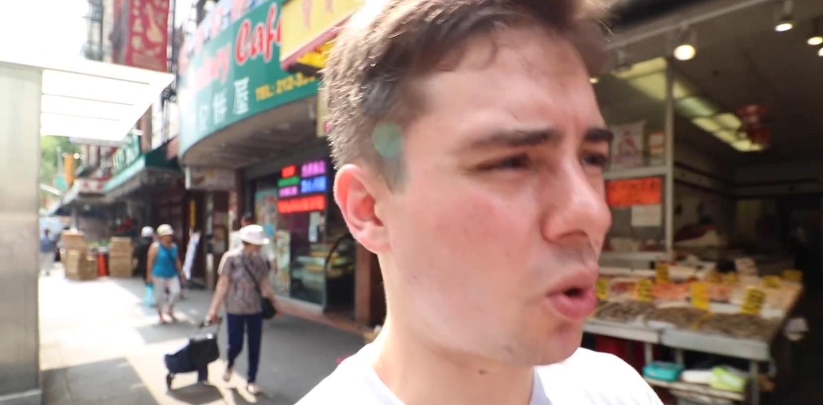 在美国街头第一次吃中国辣条,美国小伙第一次吃中国辣条