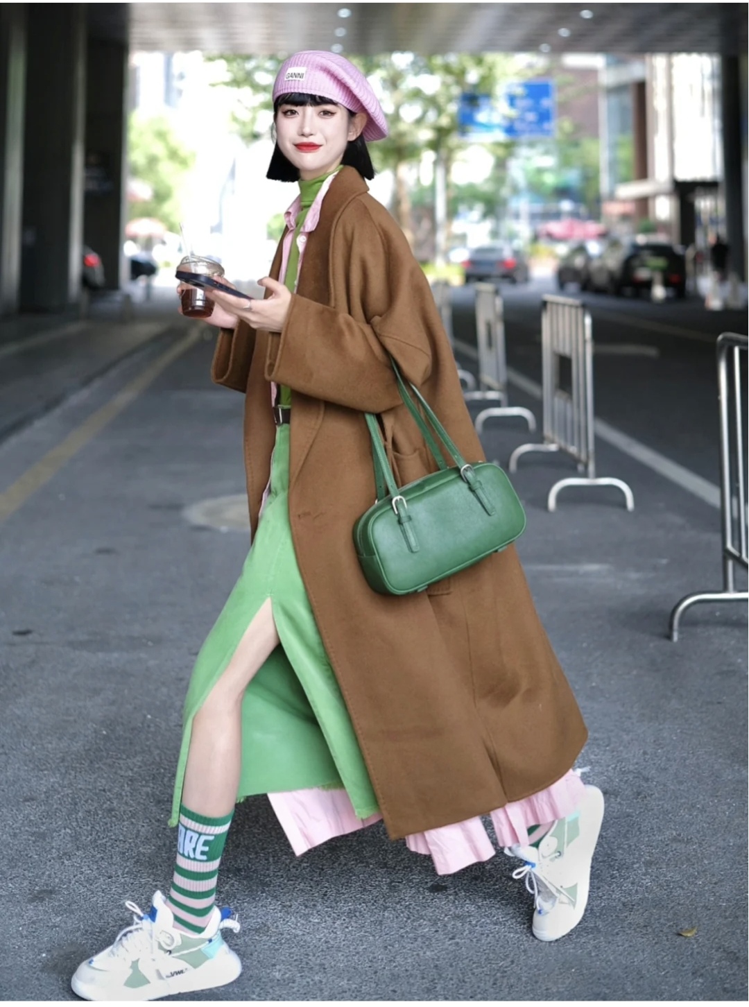 棕色的鞋子棕色大衣怎么搭配衣服,棕色大衣的穿搭技巧