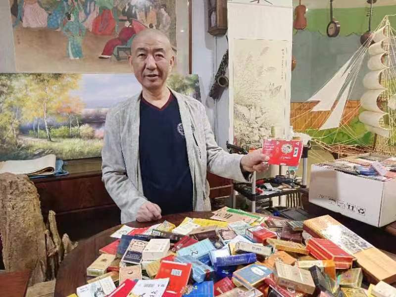 大连瓦房店：六旬艺师单江波收藏老烟盒万余件