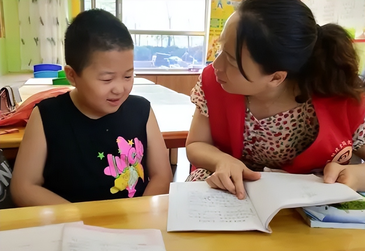 小学生暑期攻陷“胖东来”，抢座画面很震撼，三个问题却叫人担忧