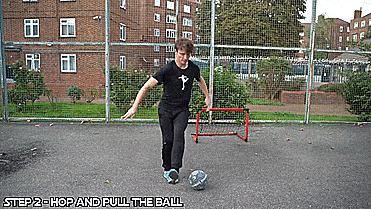 花式足球空中转圈技巧,简单实用的足球花式技巧