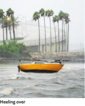 努力解决，设法对付，尽量克服；与（某人）扭打英语怎么说？