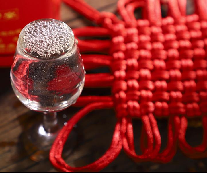 实体店买的酒怎么比网上贵好多,同一款酒不同商超价格不一样