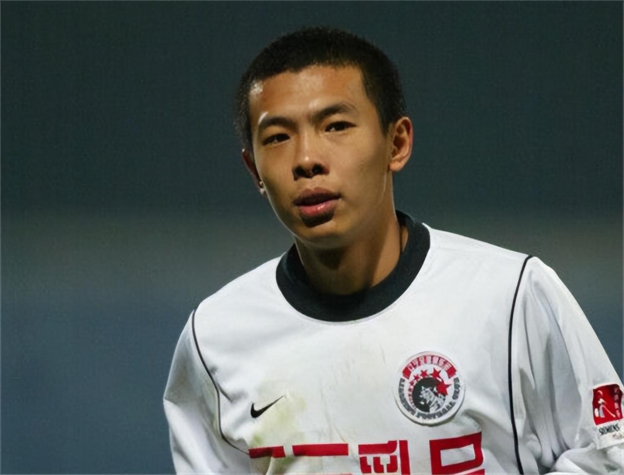 徐亮被外援抢任意球,徐亮评价赵本山足球