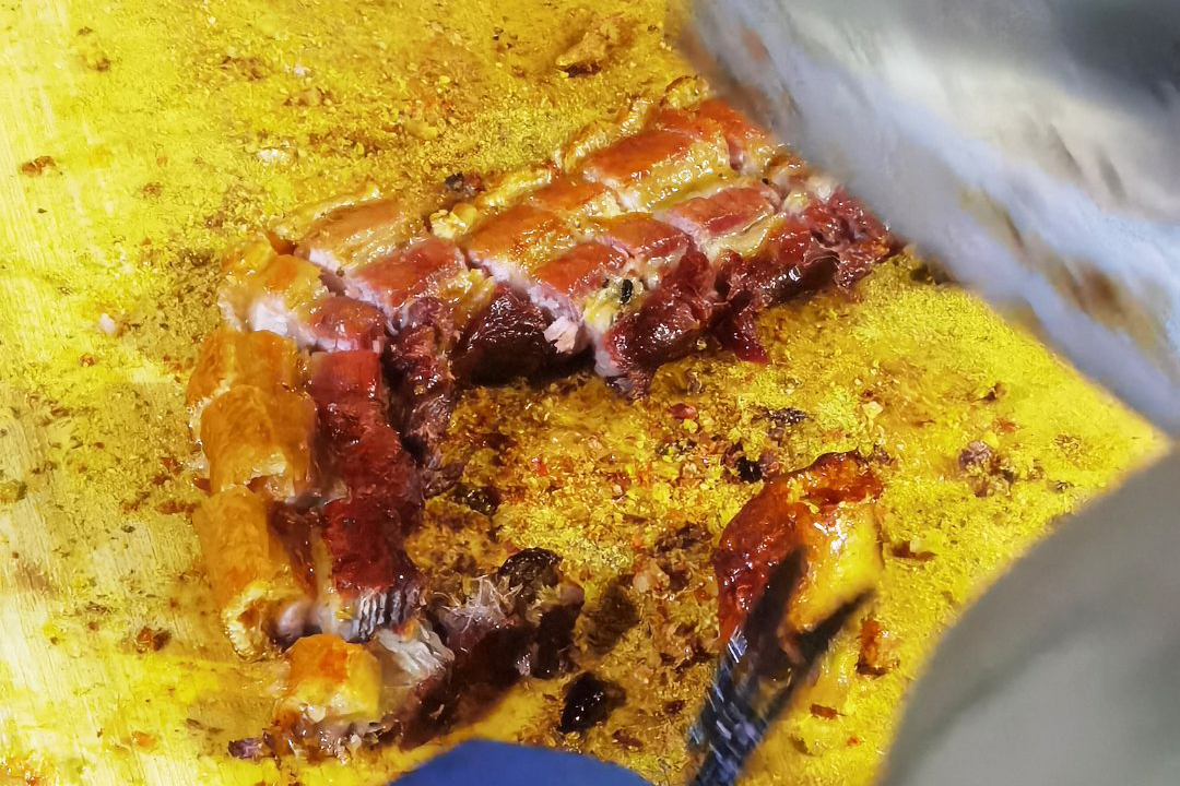 江西爷俩推车卖脆皮五花肉，出摊一星期挣500，网友：不如送外卖