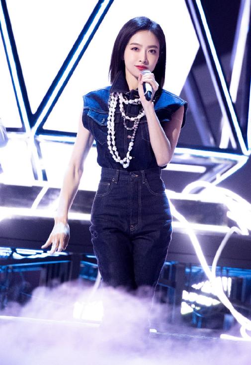 杨紫关晓彤跨年晚会造型,关晓彤2017年湖南跨年演唱会