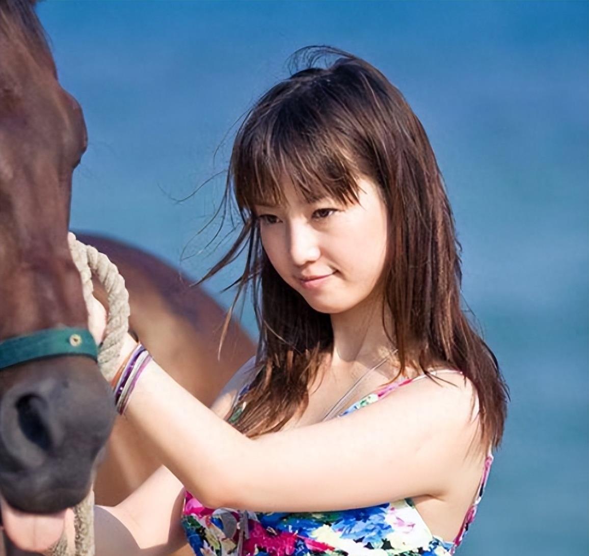 “网红模特”*筱雨张**,出道一年拍21套人体写真,现38岁仍单身未婚