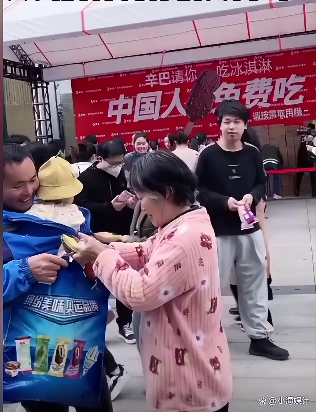 辛巴600万请国人吃雪糕，10台冰柜全天供应，却再次考验国人素质