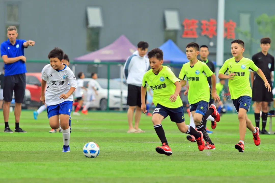 “十城带百县”助力乡村振兴｜“石榴籽一家亲”*疆新**和田足球小巴郎天津夏令营足球友谊赛在津举行