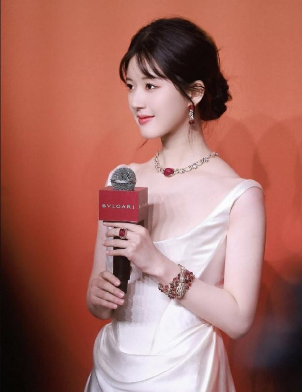 赵露思红毯一言难尽,赵露思倪妮红毯