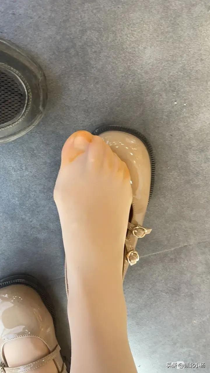 景德镇变色鞋子,在商场买的衣服褪色商家不处理