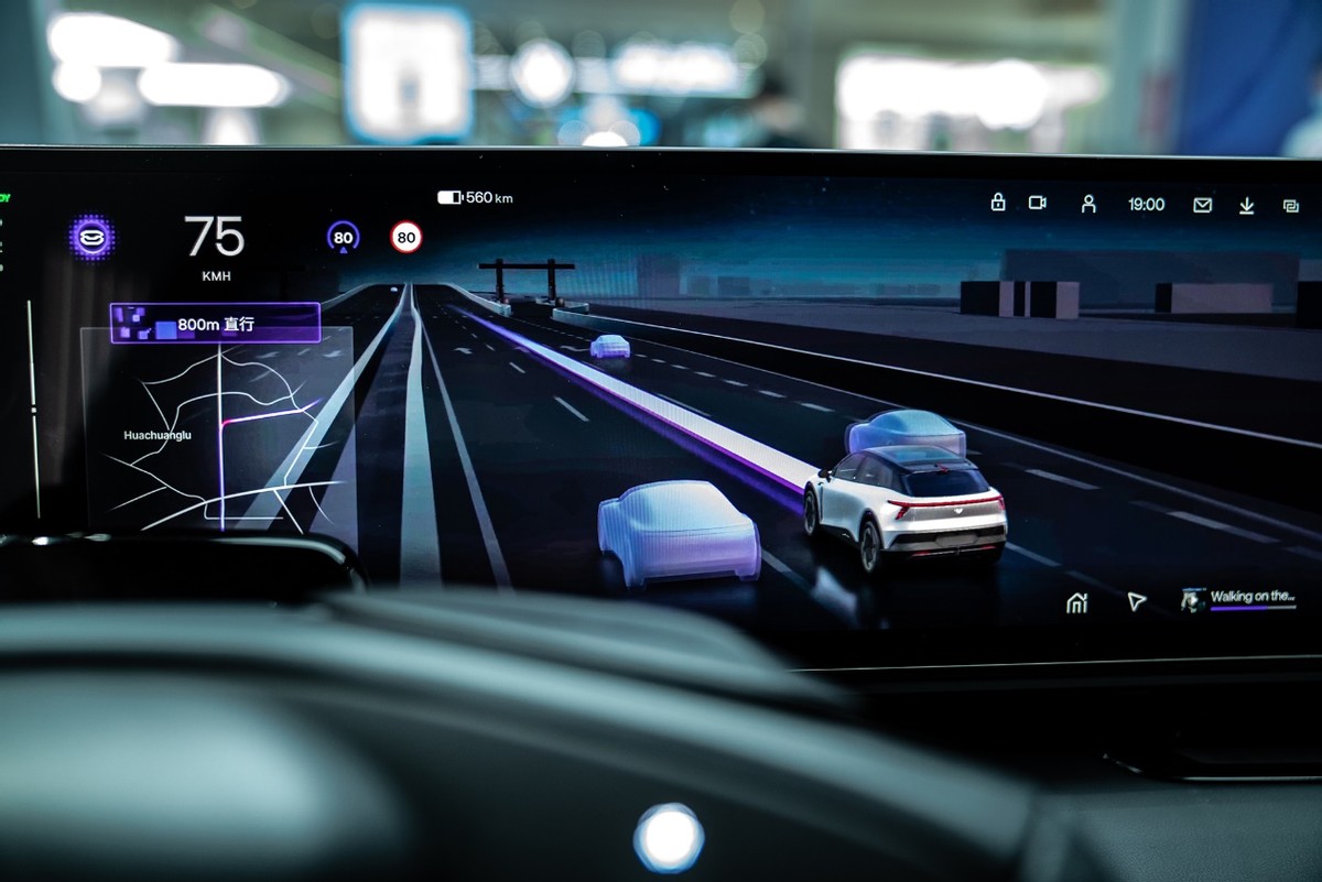 来看一个伪装成SUV的“机器人”