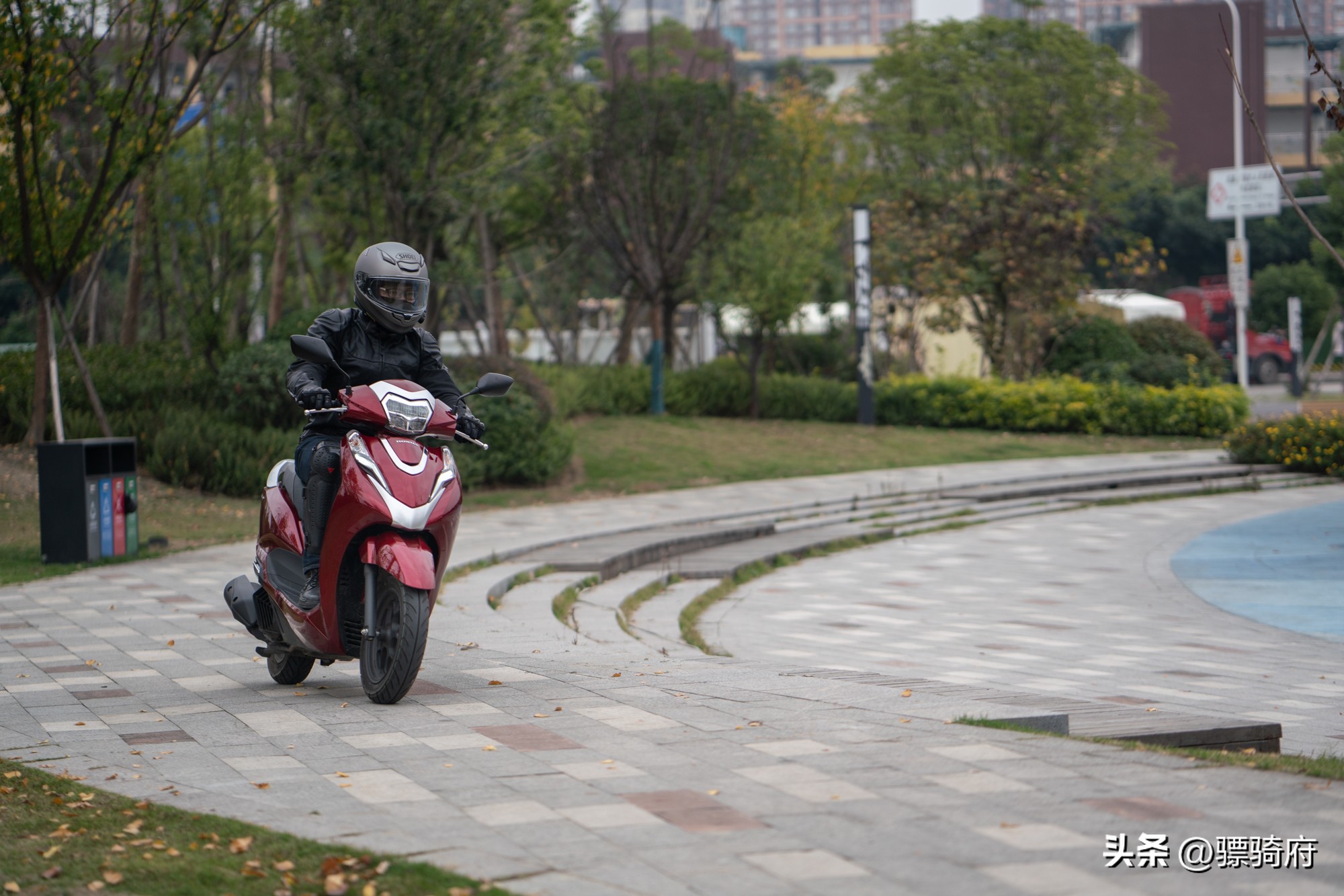 2022款本田lead125对比2018款,2023本田lead125和裂行125对比