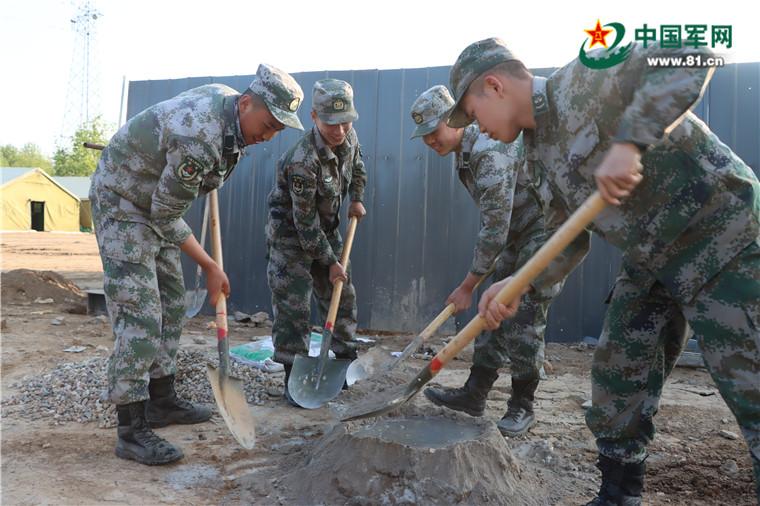 驻训官兵吃铜火锅,驻训官兵吃铜锅涮肉