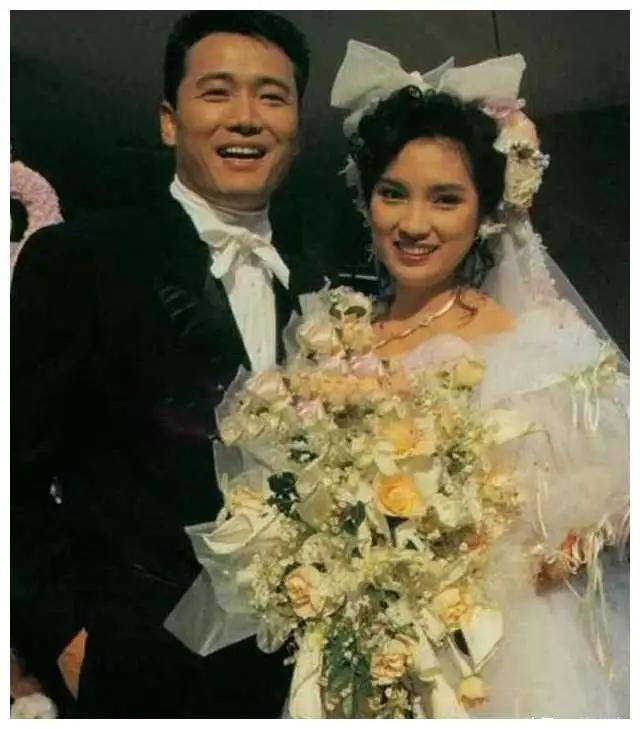 苗侨伟定居加拿大曝近况！携妻子惬意吃大餐，仍高大儒雅不似64岁