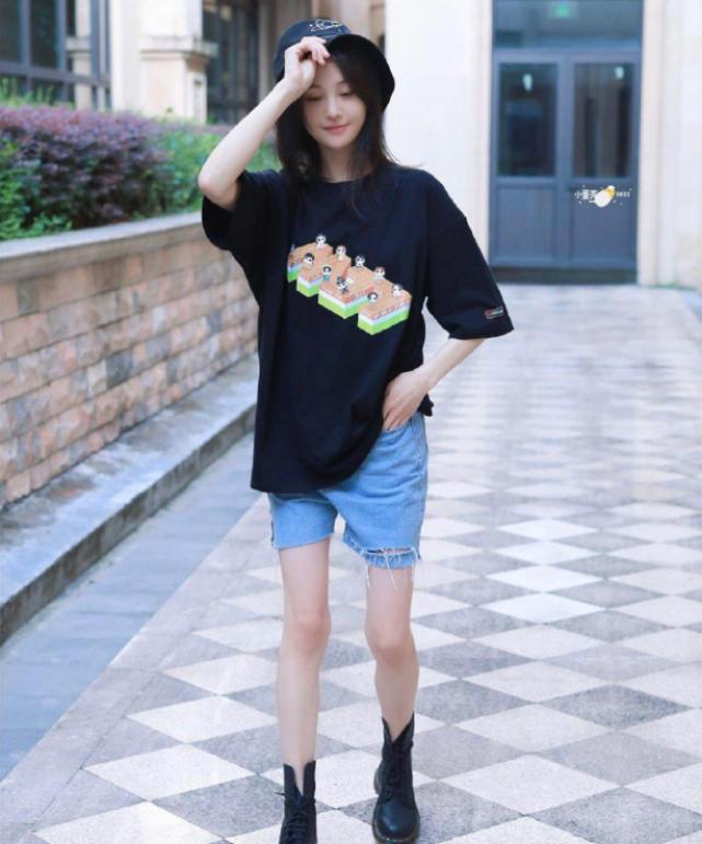 “敞开口”的牛仔短裤搭配黑色短袖，郑爽高大上的卖萌瞬间！