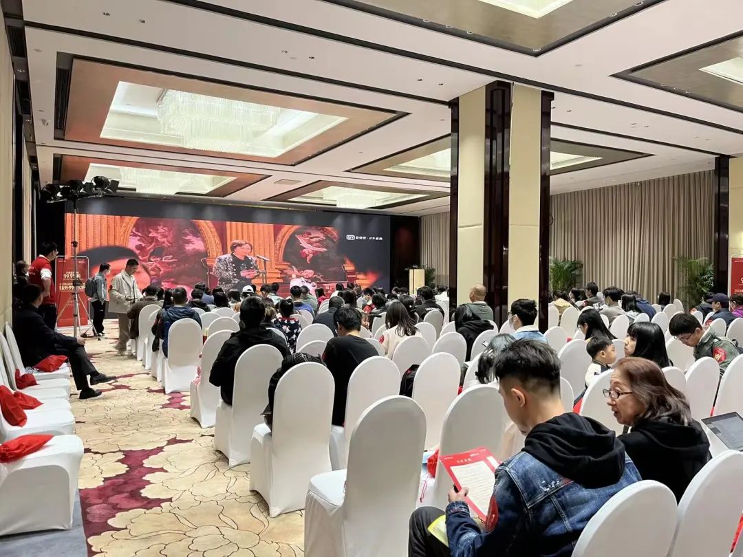 近1000人挤在朗丽兹西山花园酒店,越秀是真秀