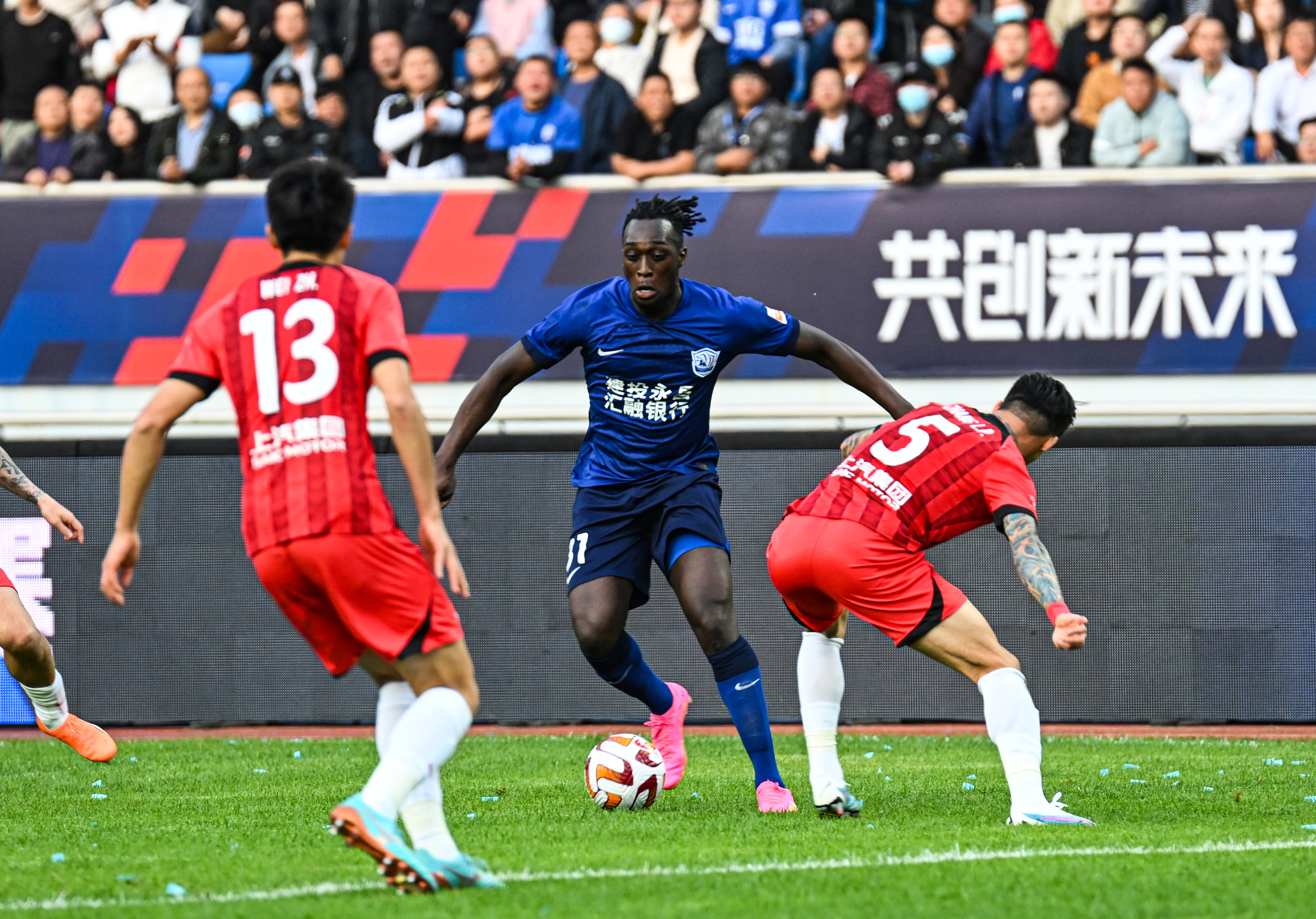 中超联赛直播上海海港vs沧州雄狮,中超上海海港vs山东泰山3张红牌